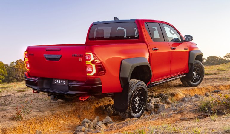 Екстремальний пікап Toyota Hilux GR Sport вже надійшов у продаж: які переваги має позашляховик