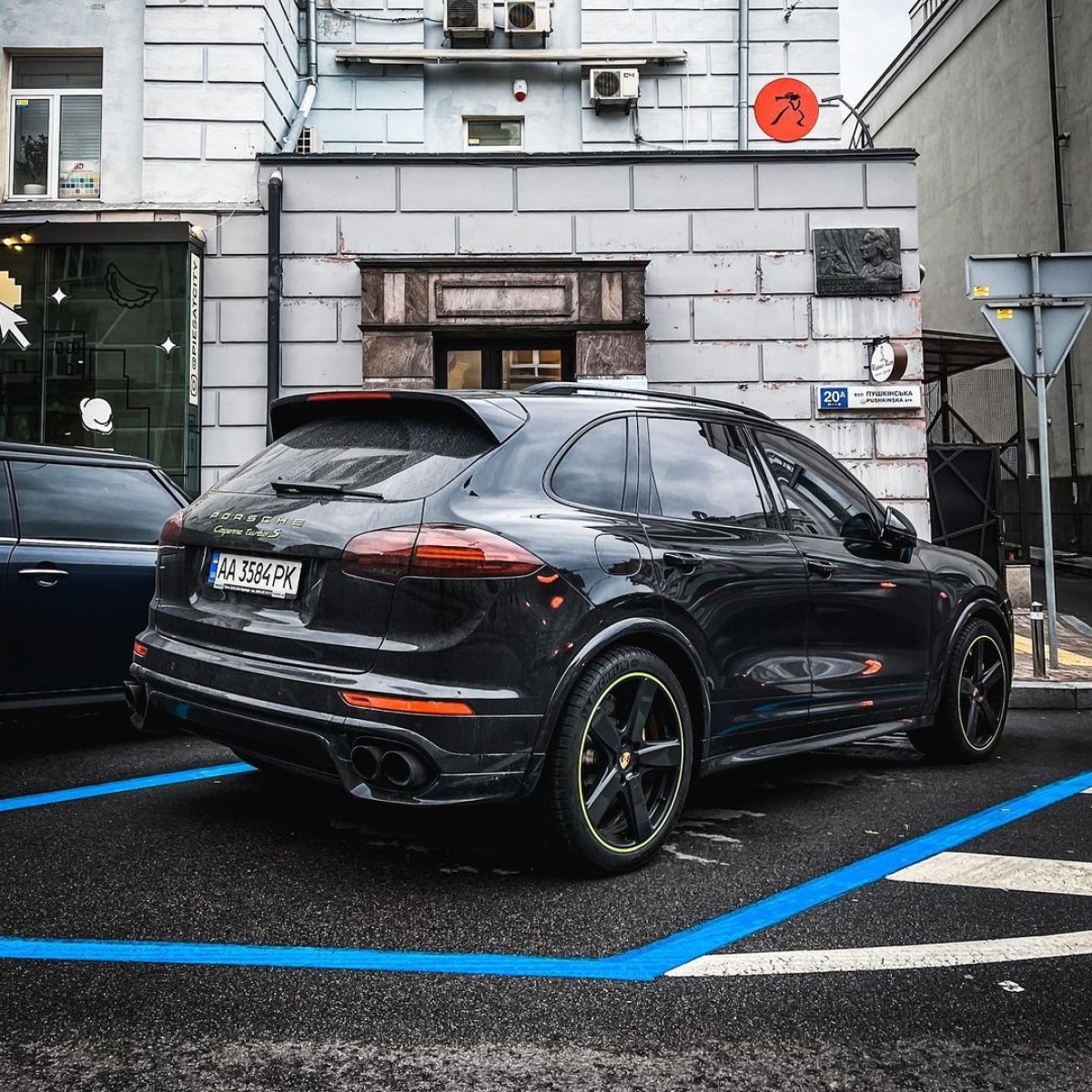 Єдиний та неповторний: в Києві помітили Porsche Cayenne Turbo S за $375 000