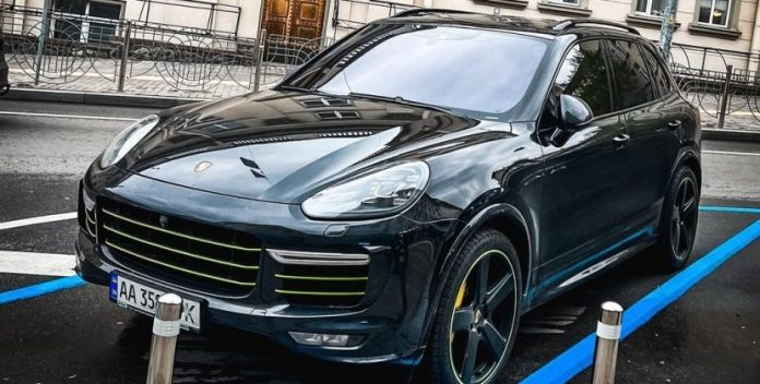 Єдиний та неповторний: в Києві помітили Porsche Cayenne Turbo S за $375 000