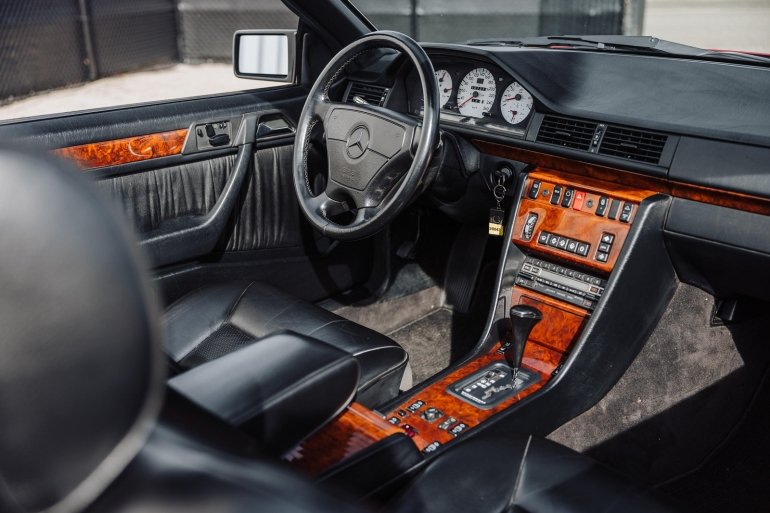 На аукціоні продали рідкісний Mercedes-Benz W124 за ціною нового: як виглядає унікальний кабріолет