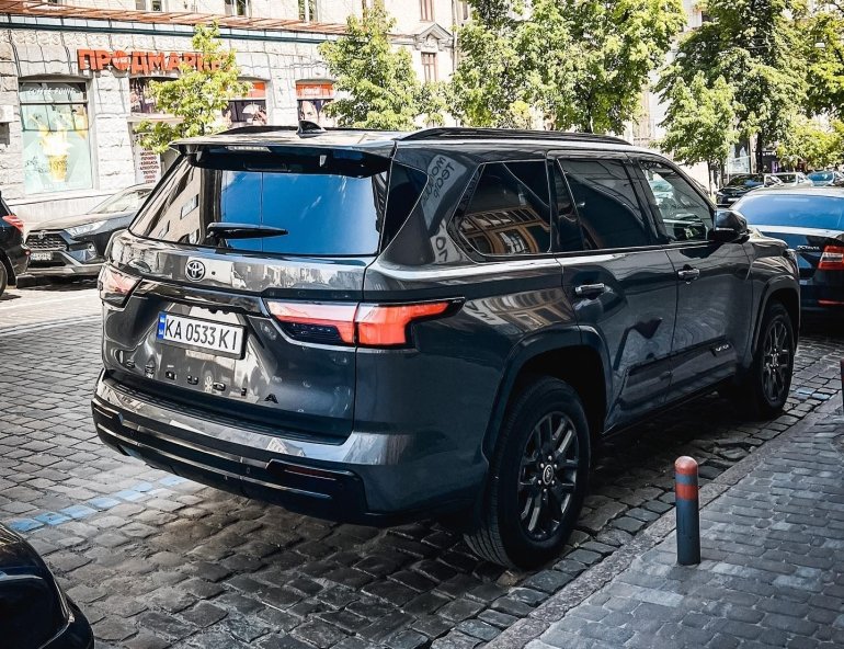 В Києві помітили новий семимісний Toyota Sequoia 2023, що видає 443 кінських сил