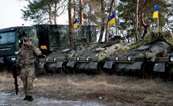 Українські волонтери масово скуповують британську бронетехніку для ЗСУ