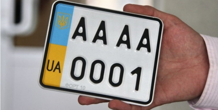 В Україні з вересня цього року стане можливим продаж автівок разом із номерами