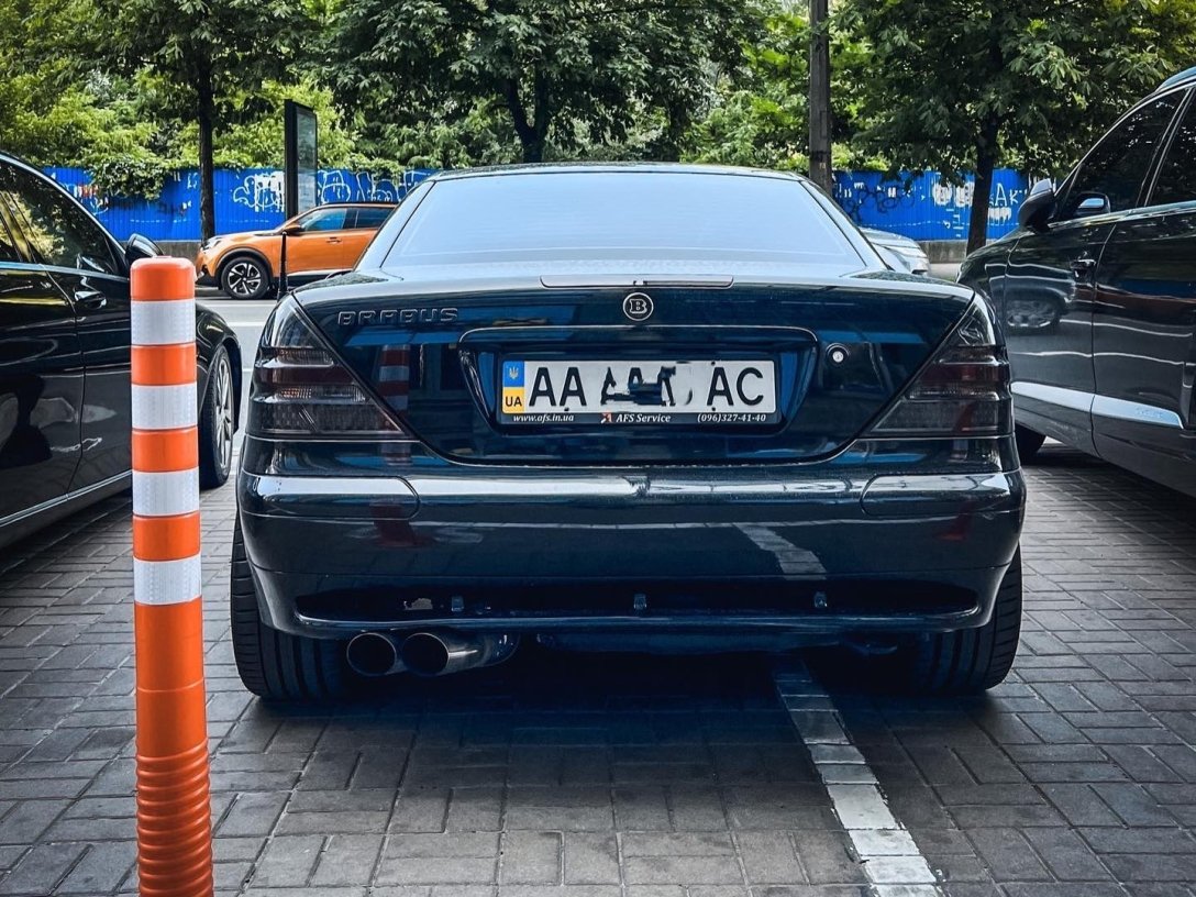 Ретро-спорткар за 56 400 євро: в Києві помітили рідкісний Mercedes-Benz SLK