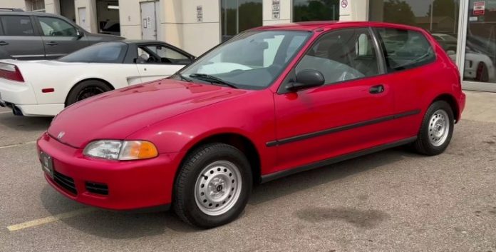 Як нова: Honda Civic 32 роки простояла на складі та ідеально збереглась