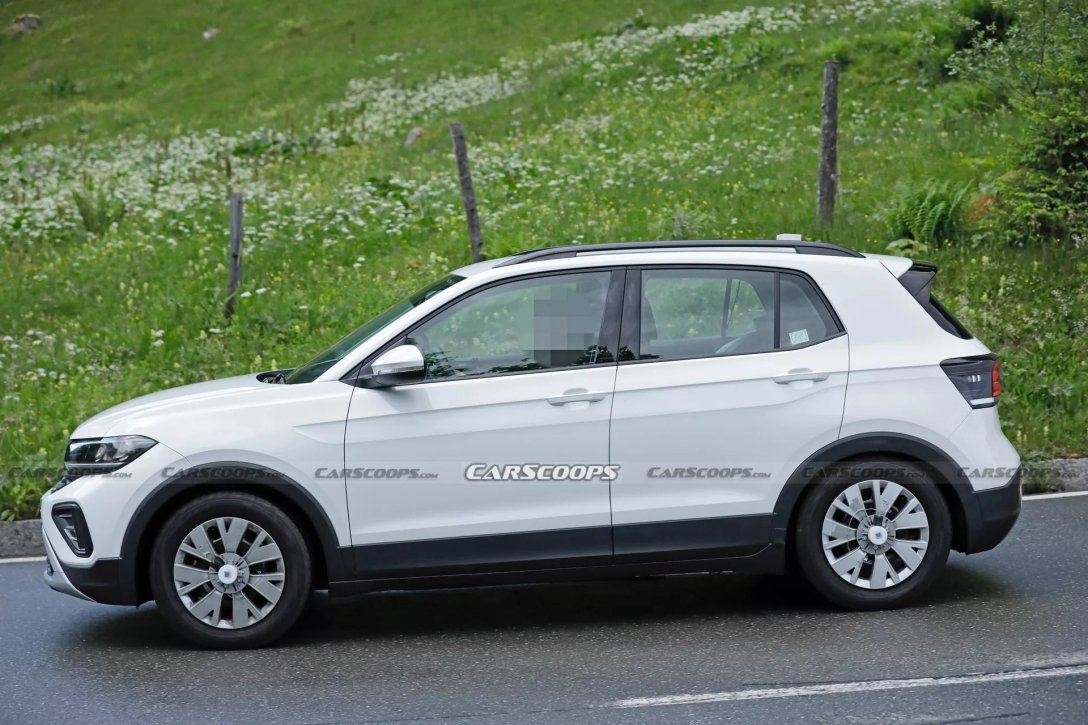 Модифікований Volkswagen T-Cross помітили на тестах: які зміни отримала модель 