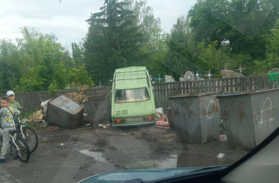 Залишений напризволяще: водій залишив “Запорожця” на смітнику