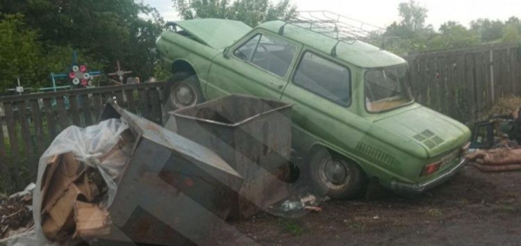 Залишений напризволяще: водій залишив “Запорожця” на смітнику