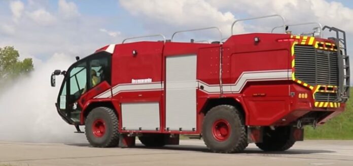 Західні партнери не зупиняють допомогу Україні. Стало відомо, що нашій державі передано кілька пожежних автомобілів Rosenbaurer Panther для підтримки Повітряних Сил ЗСУ.