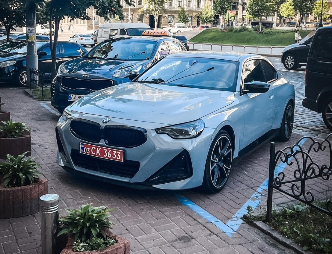 На вулицях столиці помітили новий BMW 2 серії 2023 року. Спортивне купе 2-го покоління з'явилося на українському ринку порівняно нещодавно. Світлину опублікували на сторінці topcars_ua в Instagram.На фотографії зображено BMW M240i. Стартова ціна – трохи більше 2 мільйонів гривень. Новий BMW M240i оснащений 3,0-літровим рядним шестициліндровим двигуном з турбонаддувом, який видає 374 кінські сили. і 500 Нм. Лише BMW M2 потужністю 460 к.с. є найсильнішим.
Спорткар оснащений 8-ступінчастою автоматичною коробкою передач і доступний із заднім або повним приводом. Розгін до "сотки" у першому випадку займає 4,7 секунди, у другому – 4,3 секунди. Максимальна швидкість компактного суперкара дорівнює 250 км/год. Крім того, автомобілю переналаштовано і ходову частину автомобіля.Новий BMW 2 серії G42 кардинально змінив зовнішність. Витончені лінії замінено гранями, а крила розширено. Модифікований BMW M240i відрізняється від стандартної моделі більш агресивним дизайном бампера, спойлером кришки багажника і 19-дюймовими дисками.