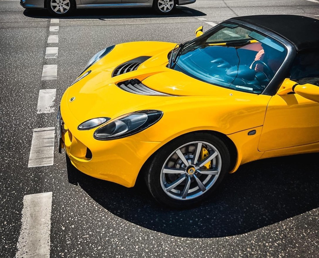 Вишуканий малюк: в Києві помітили унікальний жовтий Lotus Elise 2005 року