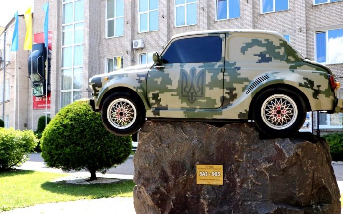 Піксельний “Горбатий”: в Україні тюнінгували старенький ЗАЗ