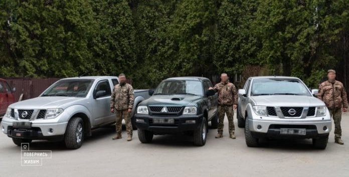 Відтепер в Україні можна їздити на автомобілях з правим кермом