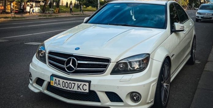 Рідкісний Mercedes-Benz C63 AMG потужністю 457 к.с. помітили в столиці