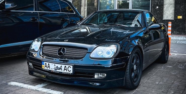 Ретро-спорткар за 56 400 євро: в Києві помітили рідкісний Mercedes-Benz SLK