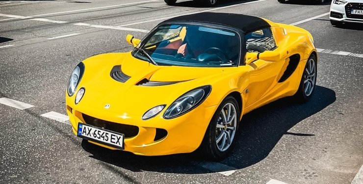 Вишуканий малюк: в Києві помітили унікальний жовтий Lotus Elise 2005 року