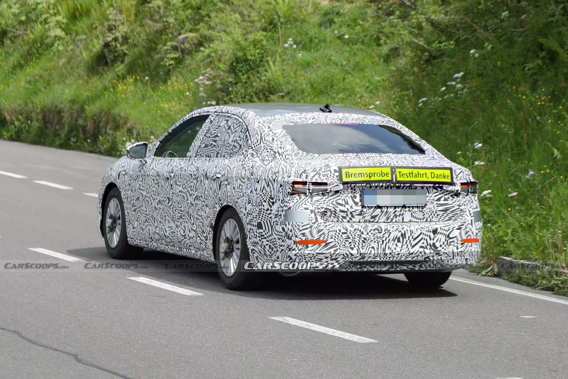 Новий седан Skoda Superb вперше помітили на дорозі