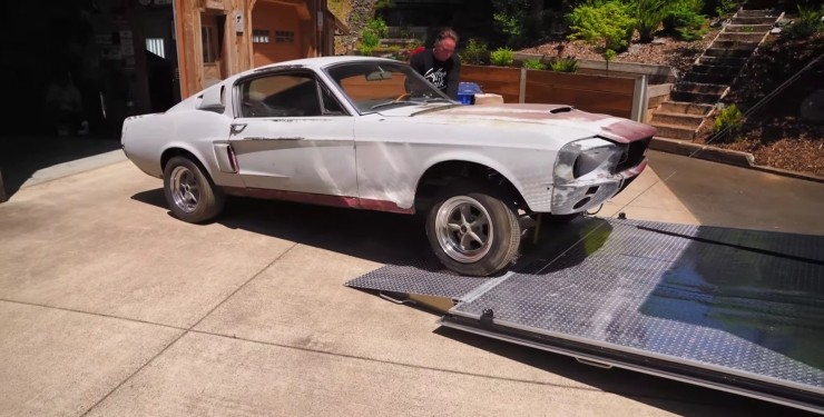 Пів століття без двигуна: рідкісний спорткар Ford Mustang Shelby знайшли в покинутому гаражі