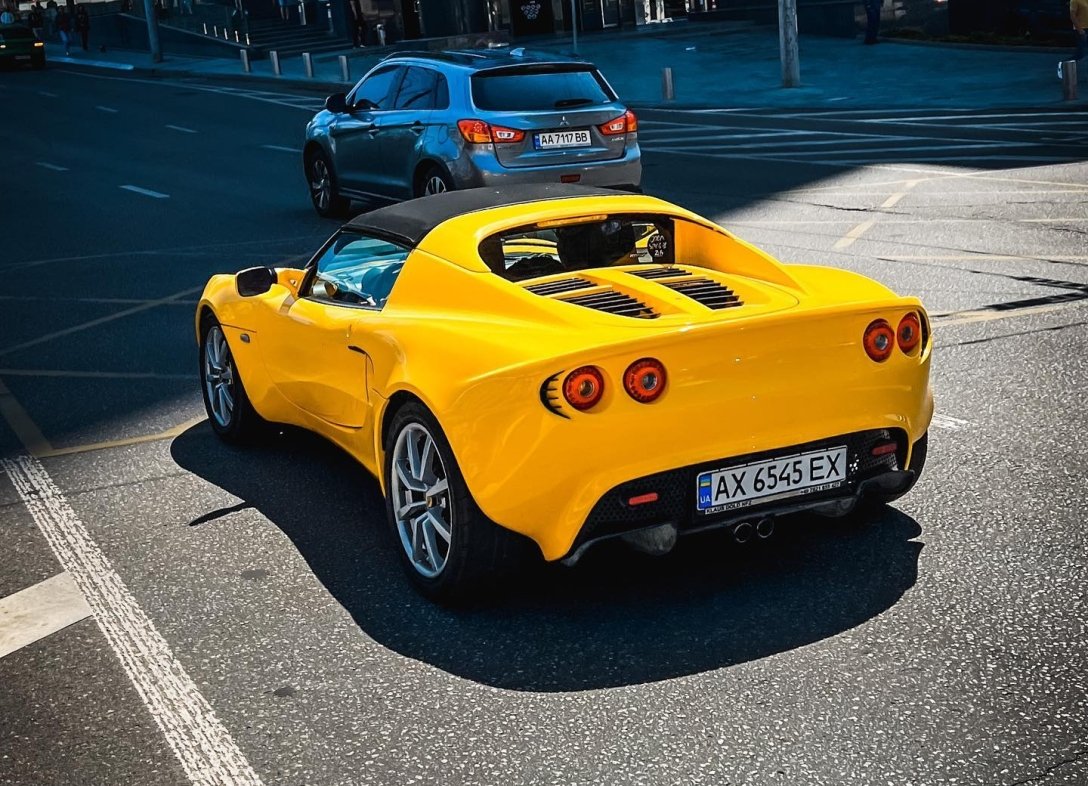 Вишуканий малюк: в Києві помітили унікальний жовтий Lotus Elise 2005 року