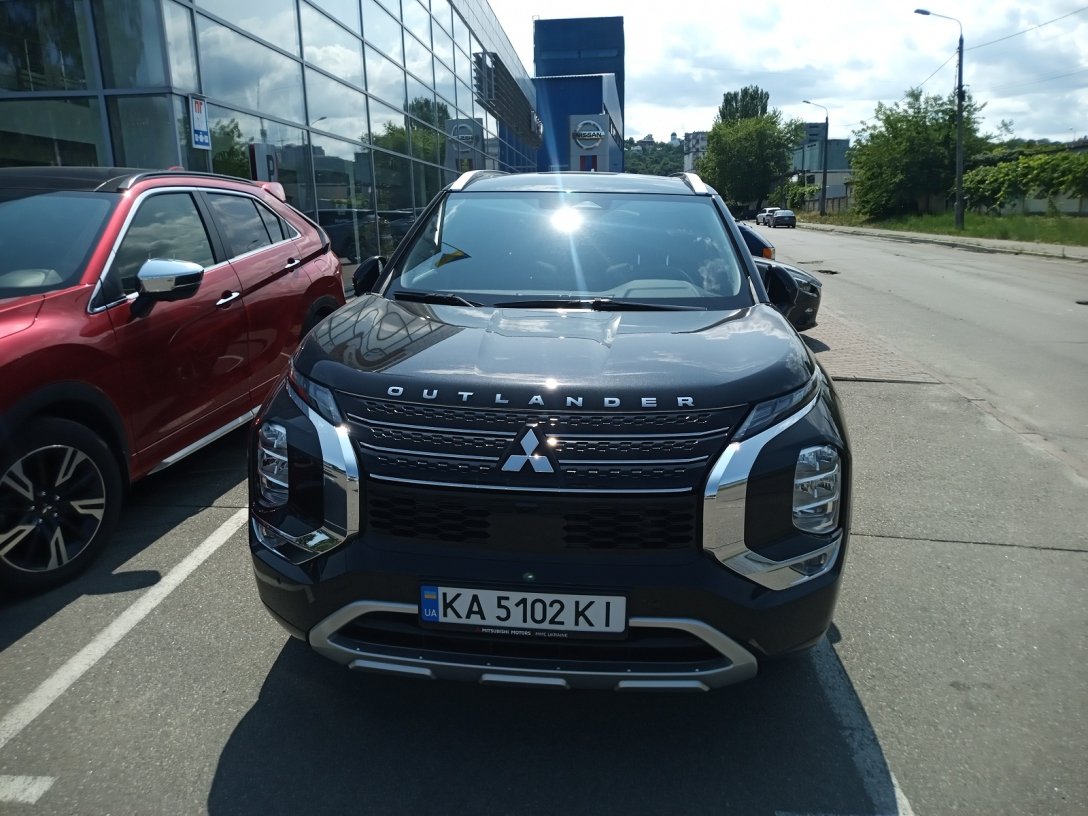 Середньорозмірний Mitsubishi Outlander 4