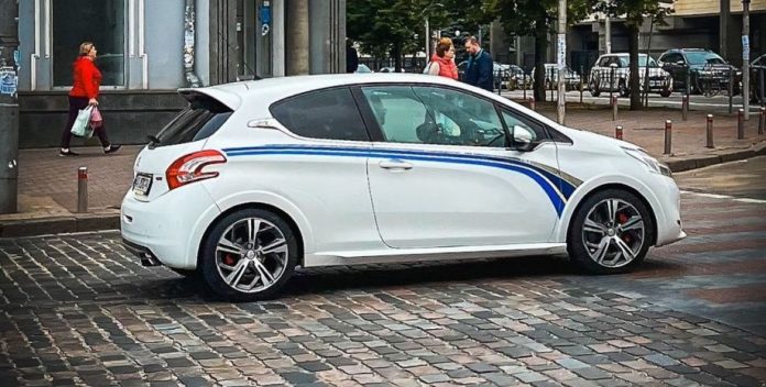 Рідкісний Peugeot 208 GTi