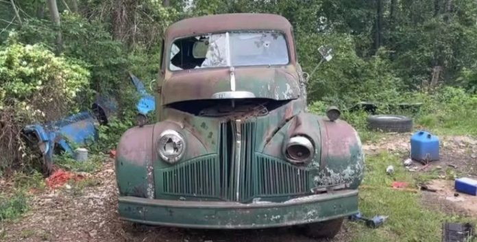 Унікальна знахідка просто неба: майстри знайшли та відновили іржавий пікап Studebaker M5 1946 року