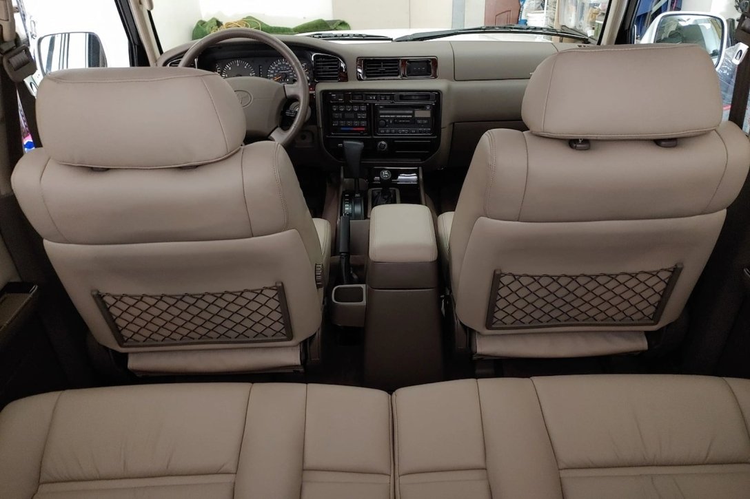 Салон зі шкіри та дерева Toyota Land Cruiser 80