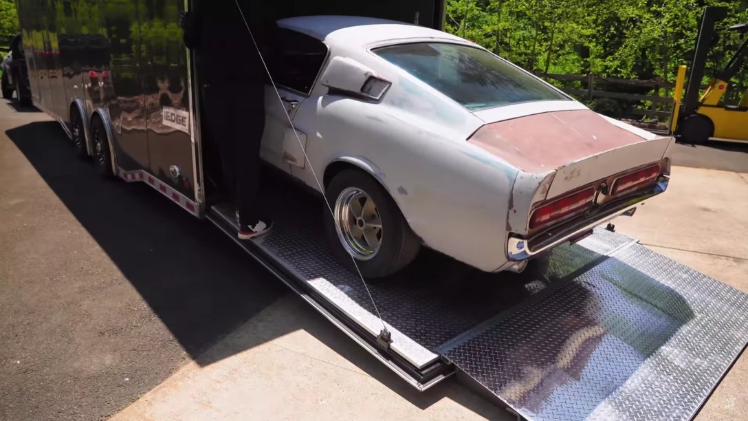 Пів століття без двигуна: рідкісний спорткар Ford Mustang Shelby знайшли в покинутому гаражі