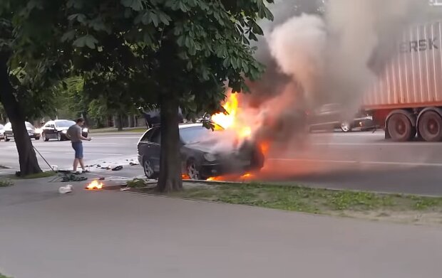 Чому не можна залишати в салоні авто пластикову пляшку: експеримент, що закінчився пожежею
