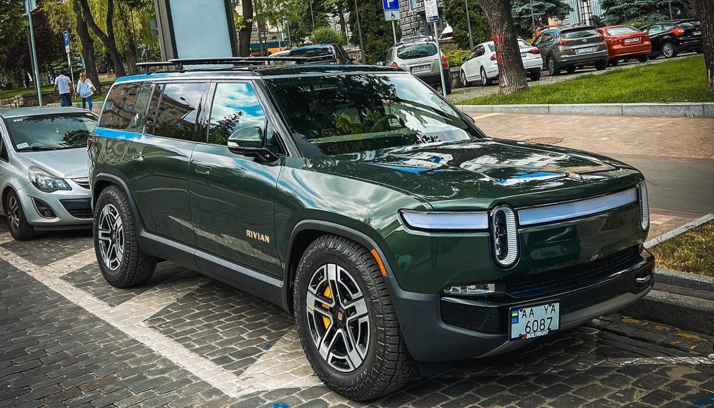 Преміальний кросовер Rivian R1S помітили в столиці