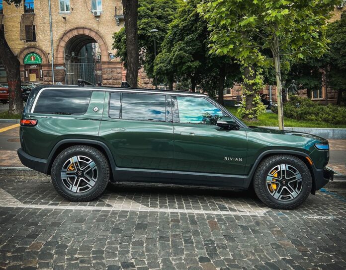 Преміальний кросовер Rivian R1S помітили в столиці