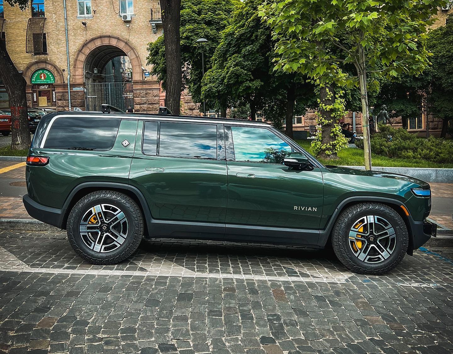 rivian-r1s-2023