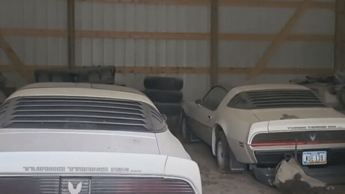 Знайдено покинуту колекцію автомобілів Pontiac Firebird на суму $2 500 000