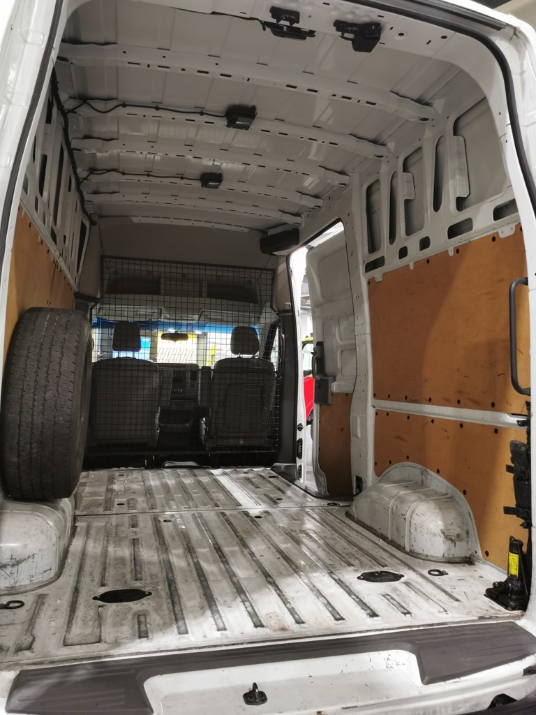 На київській автовиставці показали місткі капотні фургони Nissan 