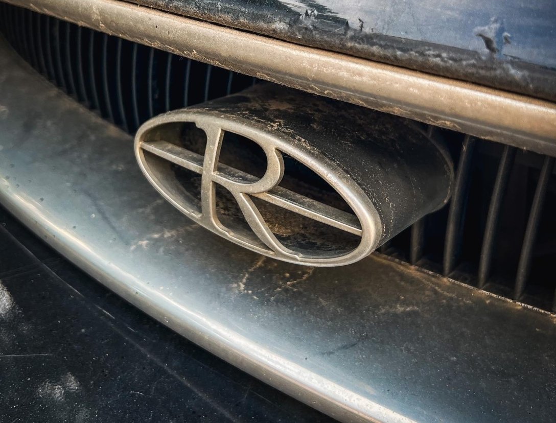 В київському дворі помітили преміальний Buick Riviera з 90-х зі спущеними колесами (фото)