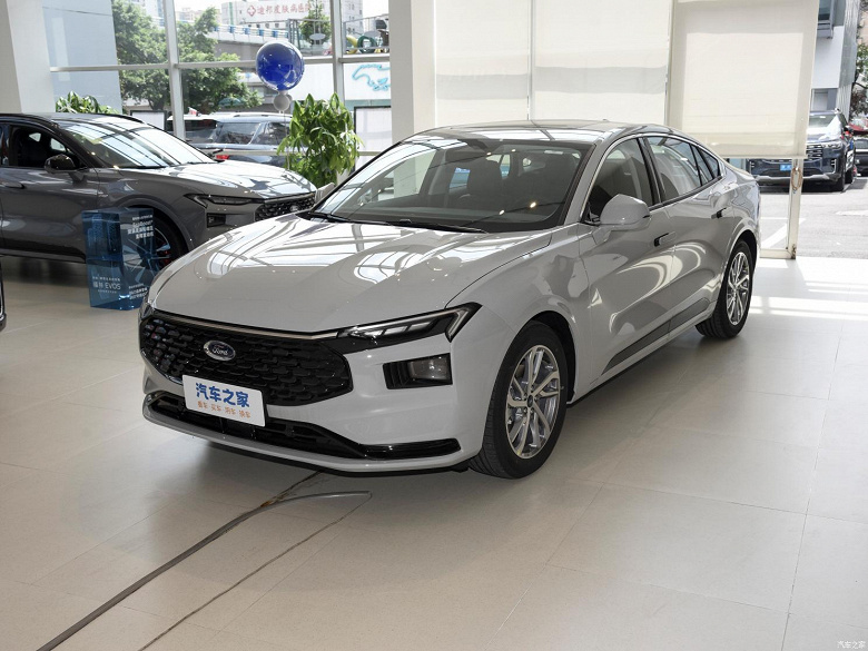 В Toyota Camry з'явився конкурент: компанія Ford презентувала бюджетний бізнес-седан за $20 500
