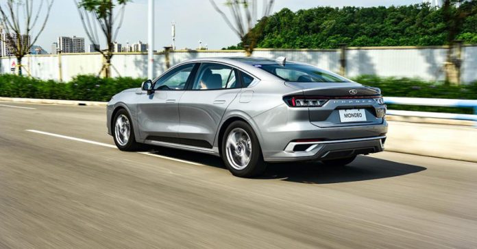 В Toyota Camry з'явився конкурент: компанія Ford презентувала бюджетний бізнес-седан за $20 500
