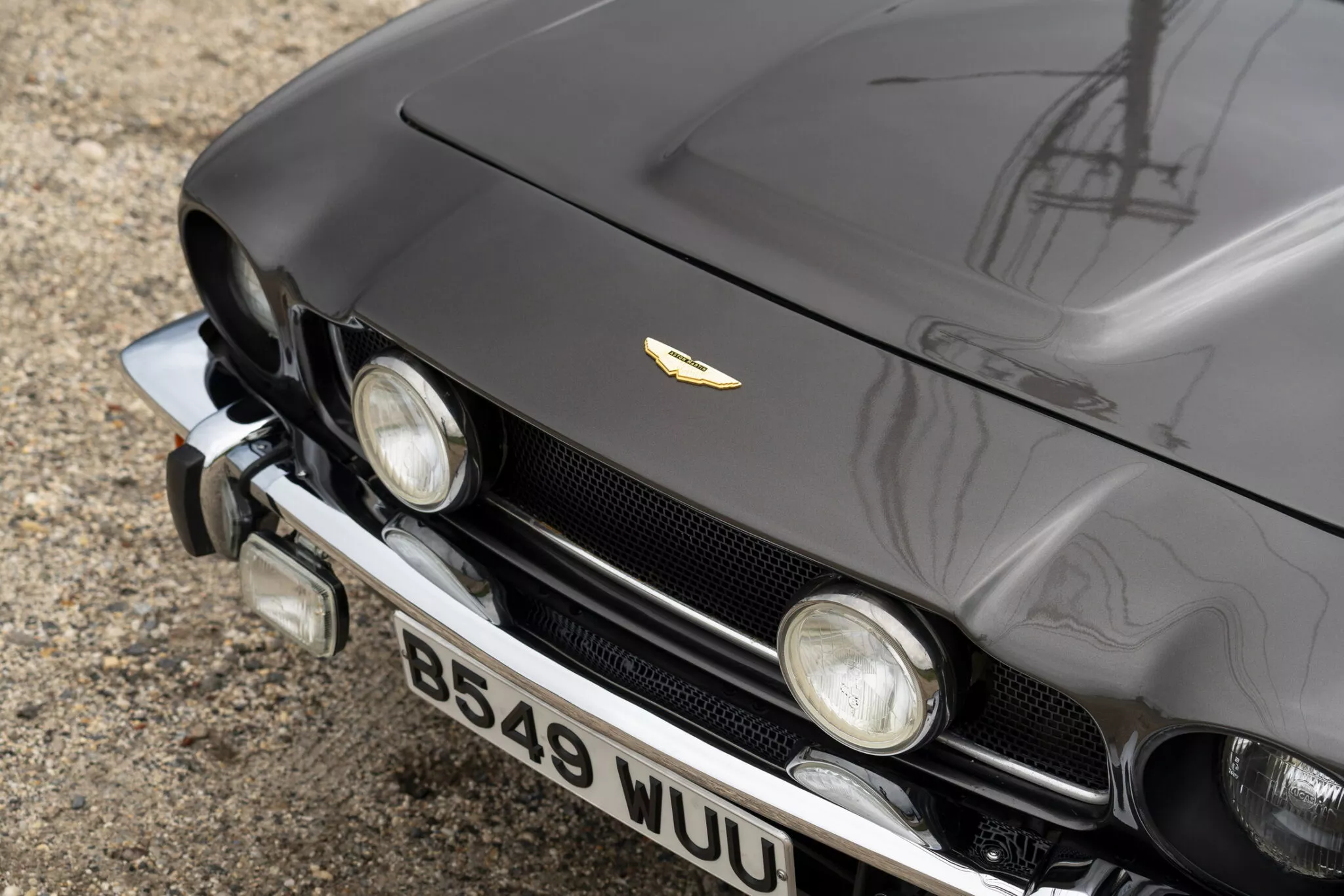 Унікальний Aston Martin з ракетним двигуном і лижами