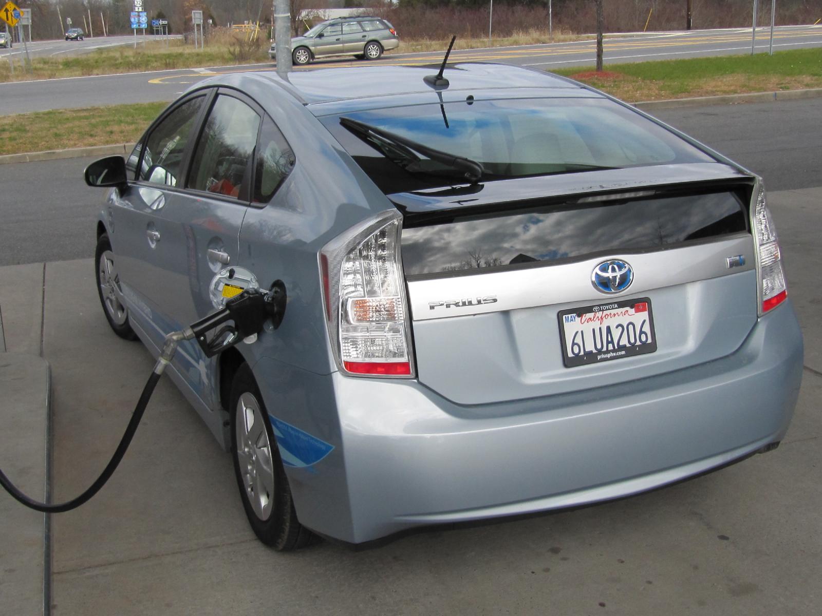 Toyota Prius на підзарядці