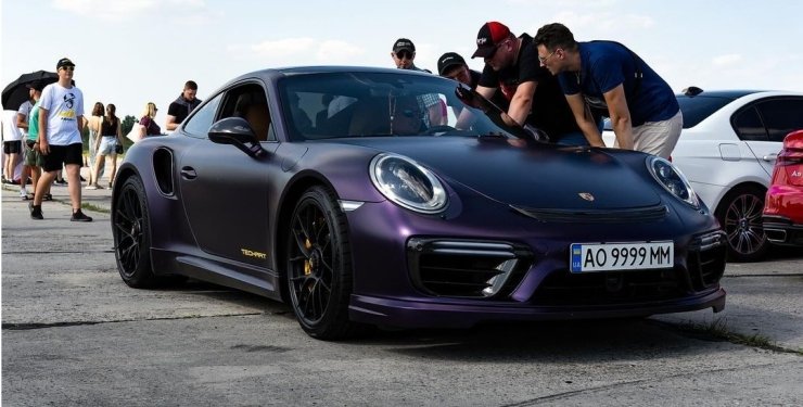 На Закарпатті зареєстрували Porsche з тюнінгом за $185 000
