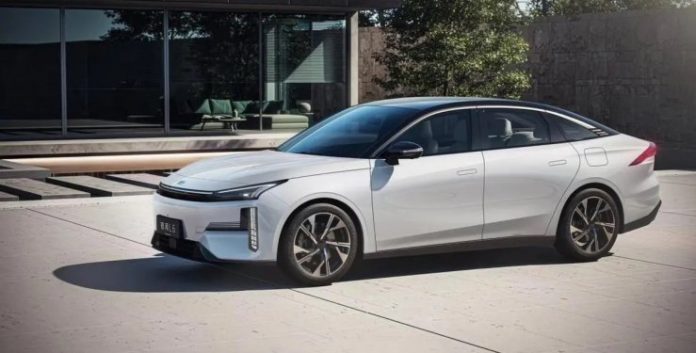 Витрата палива 4,55 літра на 100 км та 663 к.с.: Geely показали новий седан Galaxy L6
