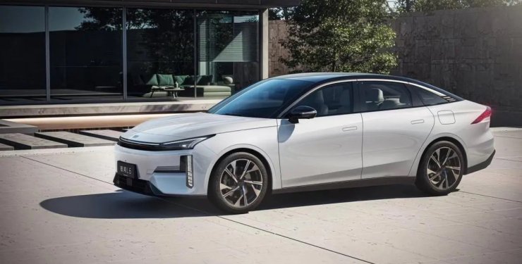 Витрата палива 4,55 літра на 100 км та 663 к.с.: Geely показали новий седан Galaxy L6 