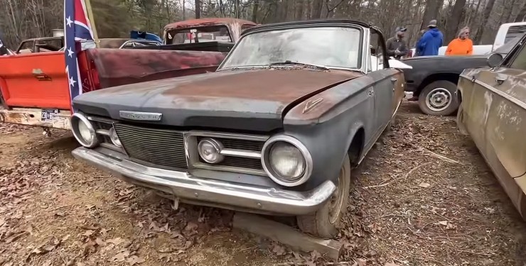 Рідкісні автомобілі стоять просто неба та іржавіють: в США виявлено унікальну колекцію  