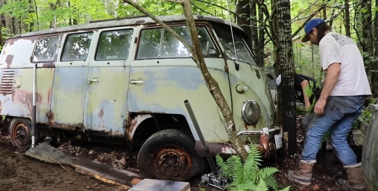 В лісі пів століття простояв культовий фургон Volkswagen 1960 року: автомобіль забрали на реставрацію