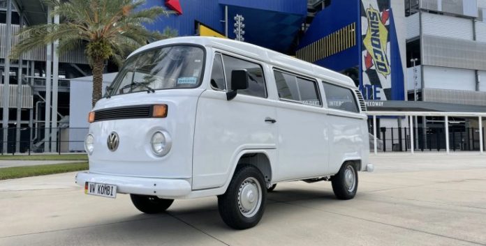 Символ руху хіпі: на аукціон виставлено 26-річний Volkswagen Transporter T2 майже без пробігу