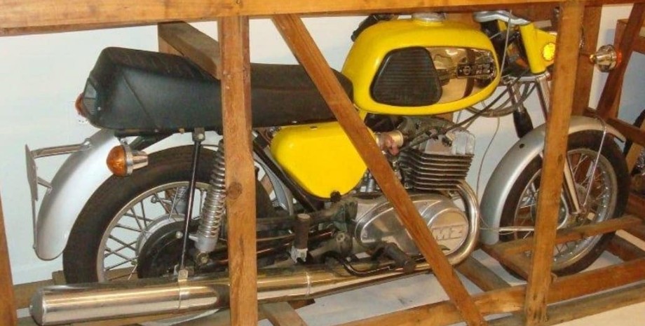 Новенький  мотоцикл MZ TS 250