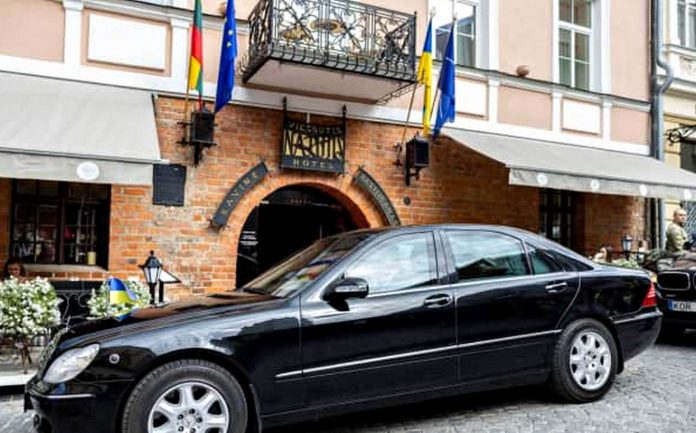 На саміті у Вільнюсі служба охорони Литви надала Зеленському 15-річний «Mercedes-Benz»: пояснення від експертів