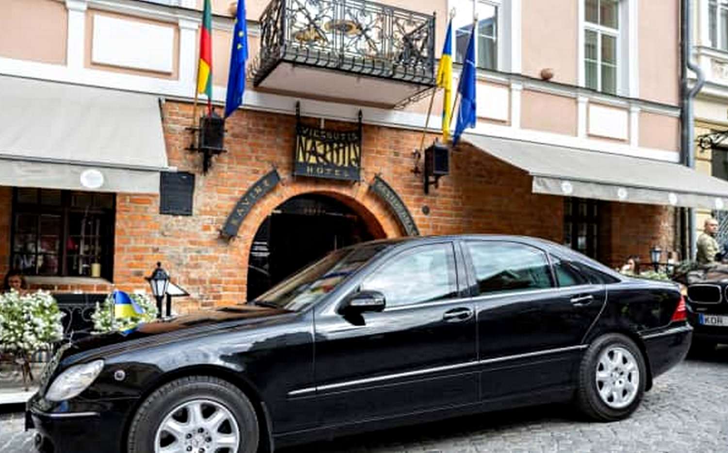 На саміті у Вільнюсі служба охорони Литви надала Зеленському 15-річний «Mercedes-Benz»: пояснення від експертів 