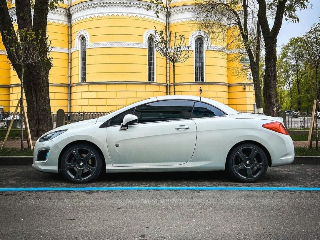 Таких у світі одиниці: в Києві помітили лімітований кабріолет Peugeot за 32 300 євро