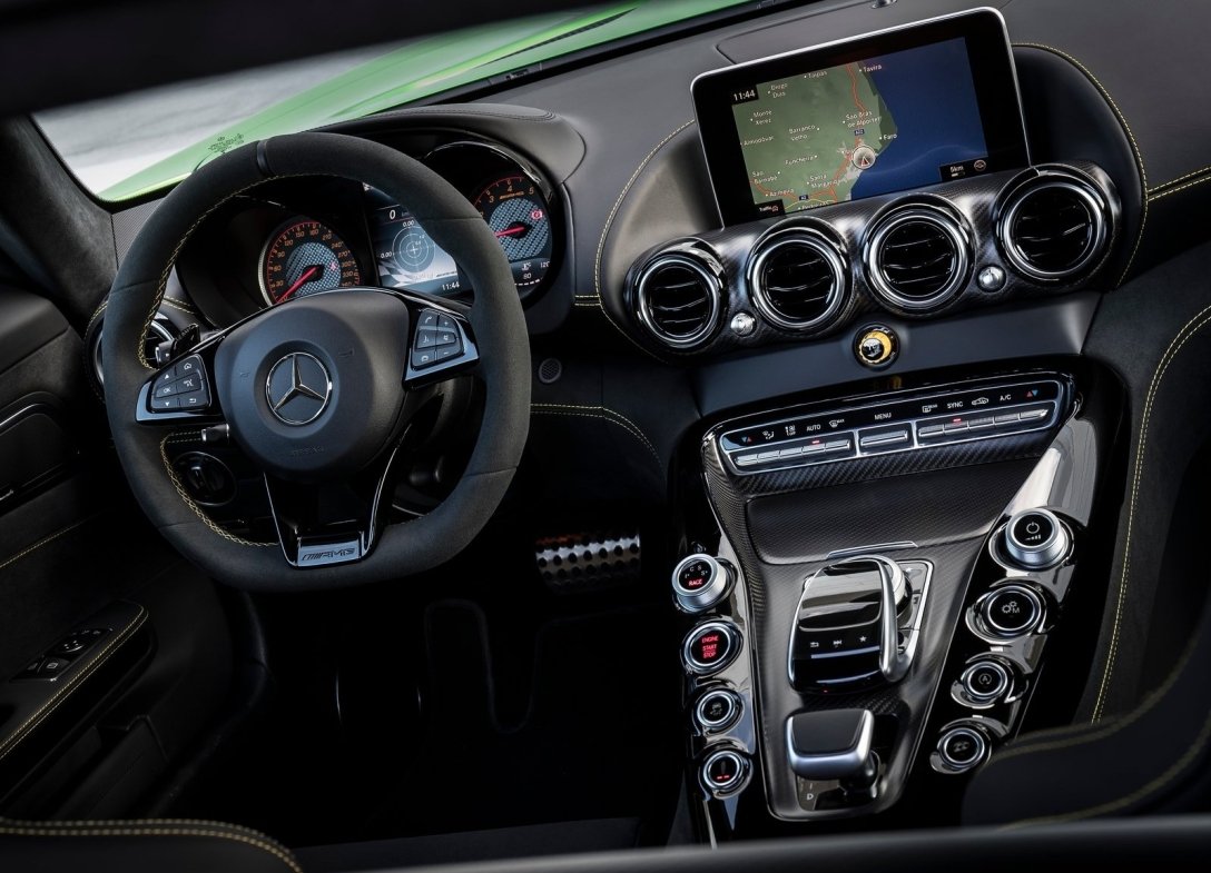 Потужний спорткар від Mercedes за 200 000 євро та потужністю 585 к. с. помітили в столиці